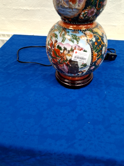 Bordlampe uden beskrivelse.
